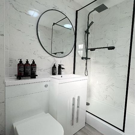 Stunning Apartment In Beckton With Private Entrance Лондон Екстериор снимка
