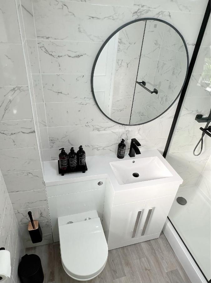 Stunning Apartment In Beckton With Private Entrance Лондон Екстериор снимка